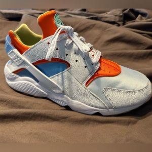 Nike Huarache size 13. Only tried on inside. No box.